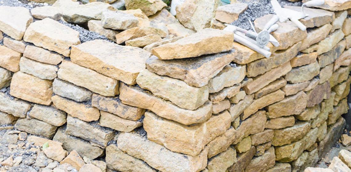 Мангал из природного камня — украшение дачного участка Мангал из булыжника своими руками